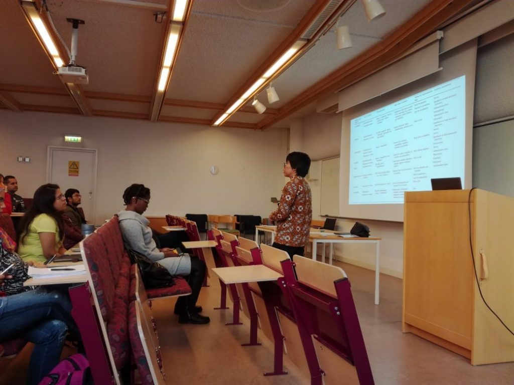 Kaprodi Mengisi seminar di Umea University