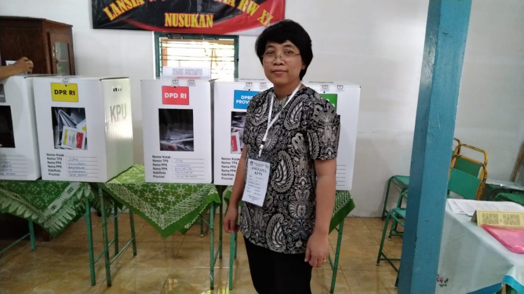 Kaprodi S3IKM Ari Probandari, dr, MPH, PhD menjadi anggota kelompok panitia penyelenggara pemilihan umum 2019 TPS 074 Nusukan Surakarta