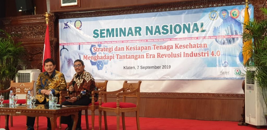 Mahasiswa S3 IKM UNS dr Muh Husen Prabowo, MPH menjadi moderator dalam Seminar Nasional di Stikes Duta Gama Klaten