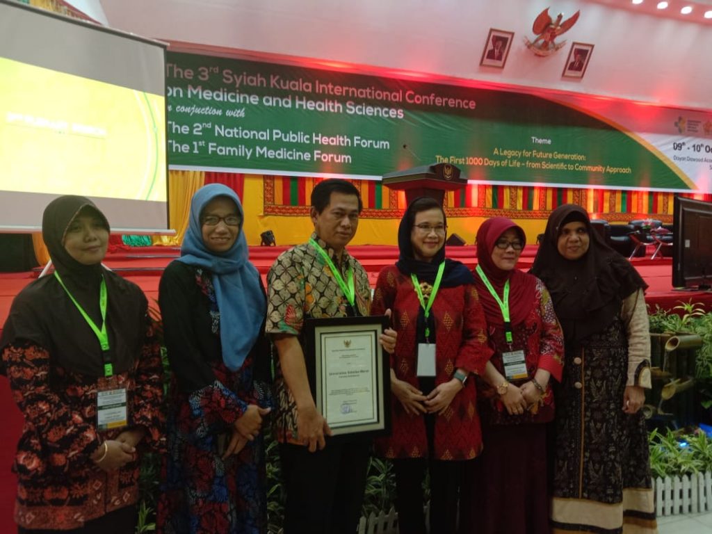 Dr. Sumardiyono, SKM., M.Kes, dosen S3 IKM UNS sebagai ketua tim peneliti Kajian Pelayanan Penyakit Akibat Kerja (PAK) menerima penghargaan dari Kementerian Kesehatan