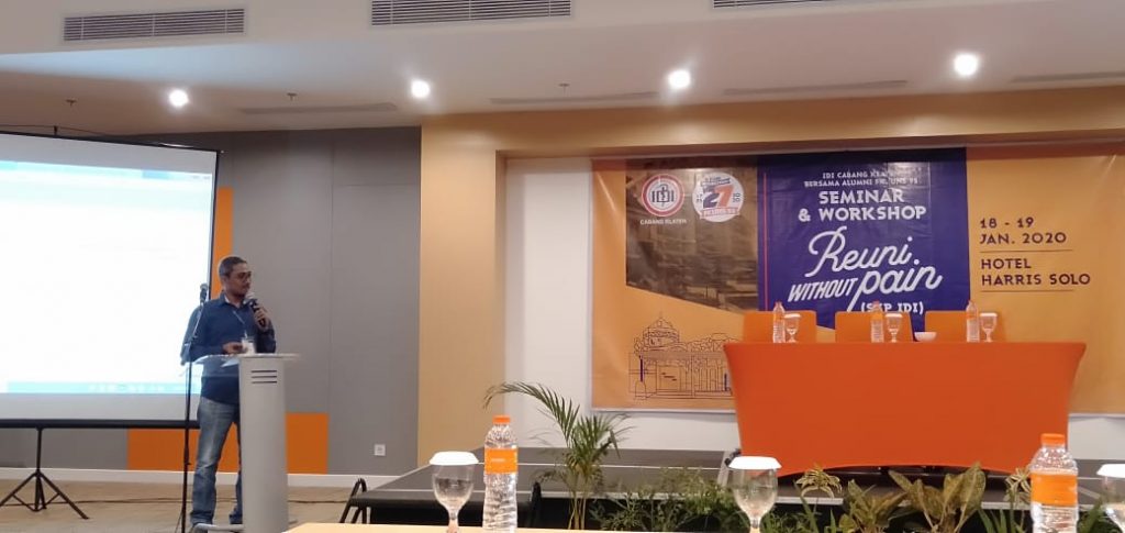 Mahasiswa S3 Kesehatan Masyarakat UNS a.n. dr Muhammad Husen Prabowo MPH menjadi pembicara dalam Seminar dan Workshop "Reuni Without Pain"